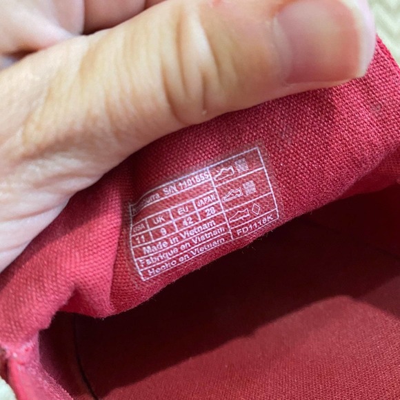 Koolaburra by UGG Darcee Slip On womens size 11 Red White Bronze tone studs EUC - Picture 10 of 10